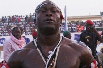 Sénégal : Modou Lô crache sur 115 millions pour un combat en lutte sénégalaise avec frappe